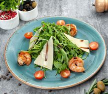 Салат руккола с креветками