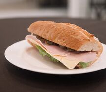 Сэндвич с ветчиной и сыром