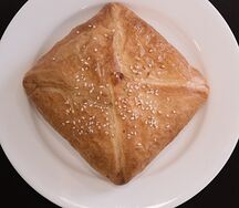 Слоеный пирог с ветчиной и сыром
