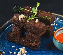 Бородинские гренки с чесночным маслом и хреном