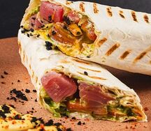 Шаурма со свежемаринованным тунцом и гуакамоле. 