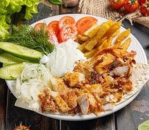 Шаурма на тарелке с курицей