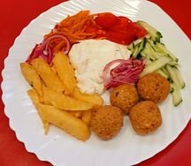 Фалафель на тарелке