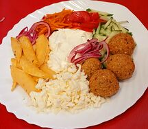 Фалафель на тарелке с сыром