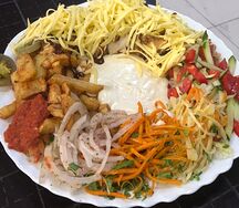 Шаверма на тарелке с сыром