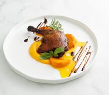 Запечённая утиная ножка с карамельными персиками и тыквенным пюре