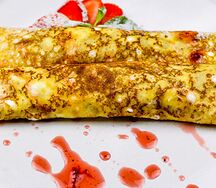 Блинчики с воздушным кремом и клубникой 
