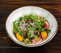 Теплый салат с говядиной и руколой