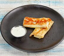 Блинчик с ветчиной, сыром и сметаной