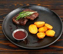 Стейк с жареным картофелем