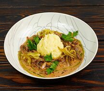 Бефстроганов с картофельным пюре и грибами