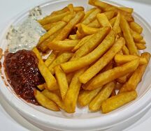 Картошка фри большая с фирменными соусами
