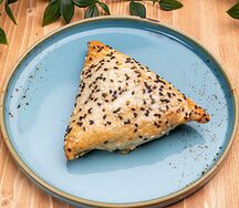 Самса с курицей, сыром и томатами