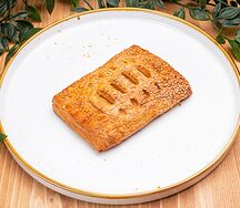 Слойка с курицей и соусом