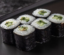 Классический ролл с огурцом