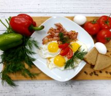 Яичница с беконом и помидорами