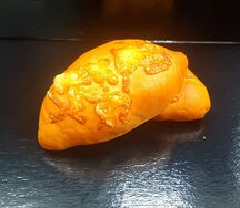 Пирожок с ветчиной и сыром