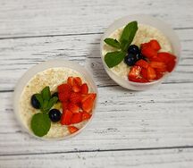 Каша овсяная с ягодами по сезону