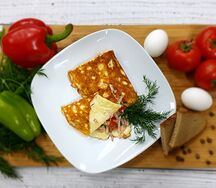 Омлет с помидорами ветчиной и сыром