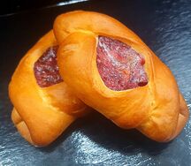 Пирожок с яблоком и брусникой