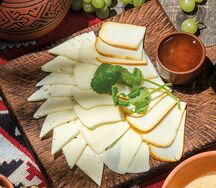 Тарелка любимых кавказских сыров