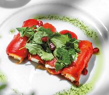 Рулетики из печеного перца со сливочным сыром