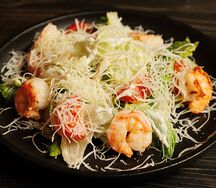 Теплый салат с креветками