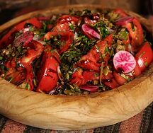 Салат из томатов в гранатовом соусе