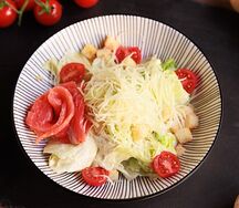 Салат Цезарь с лососем