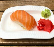 Суши с лососем