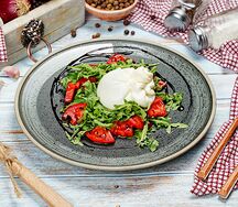 Буррата с томатами