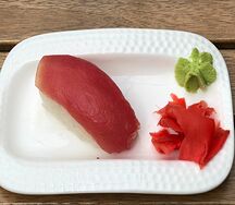 Суши с тунцом