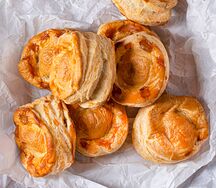 Пирожок слоеный с мясом