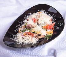 Гриль-салат с говядиной и соусом ромеско