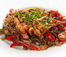 Wok лапша гречневая с курицей