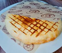 Тост с суджуком, сыром и помидором
