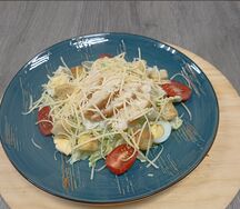 Салат Цезарь с курицей