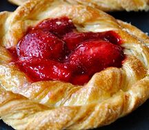 Вензель с клубникой