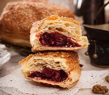 Лакомка с вишней