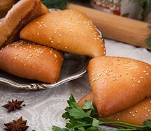 Пирожок с ветчиной и сыром