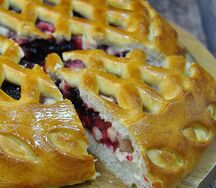 Пирог с яблоком и черной смородиной