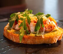 Брускетта с креветками