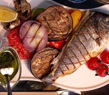 Дорадо с овощами на гриле