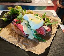 Брускетта с ростбифом и яйцом пашот