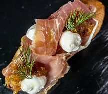 Брускетта с прошутто