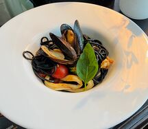 Черные спагетти с морепродуктами