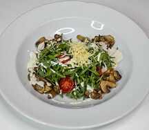 Теплый салат с грибами и рукколой