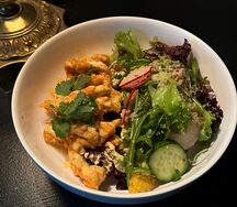 Хрустящий цыпленок с овощами под соусом карри