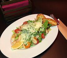 Цезарь с тигровыми креветками