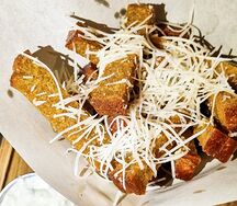 Гренки с чесноком и сыром